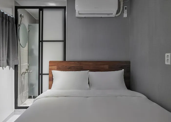 Отель Eight Rest Jong-ro